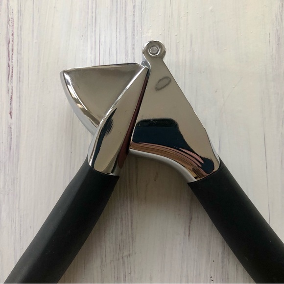 OXO GOOD GRIPS Professional HEAVY DUTY Garlic Press.  Die-cast Zinc & Silicone. - Picture 8 of 8